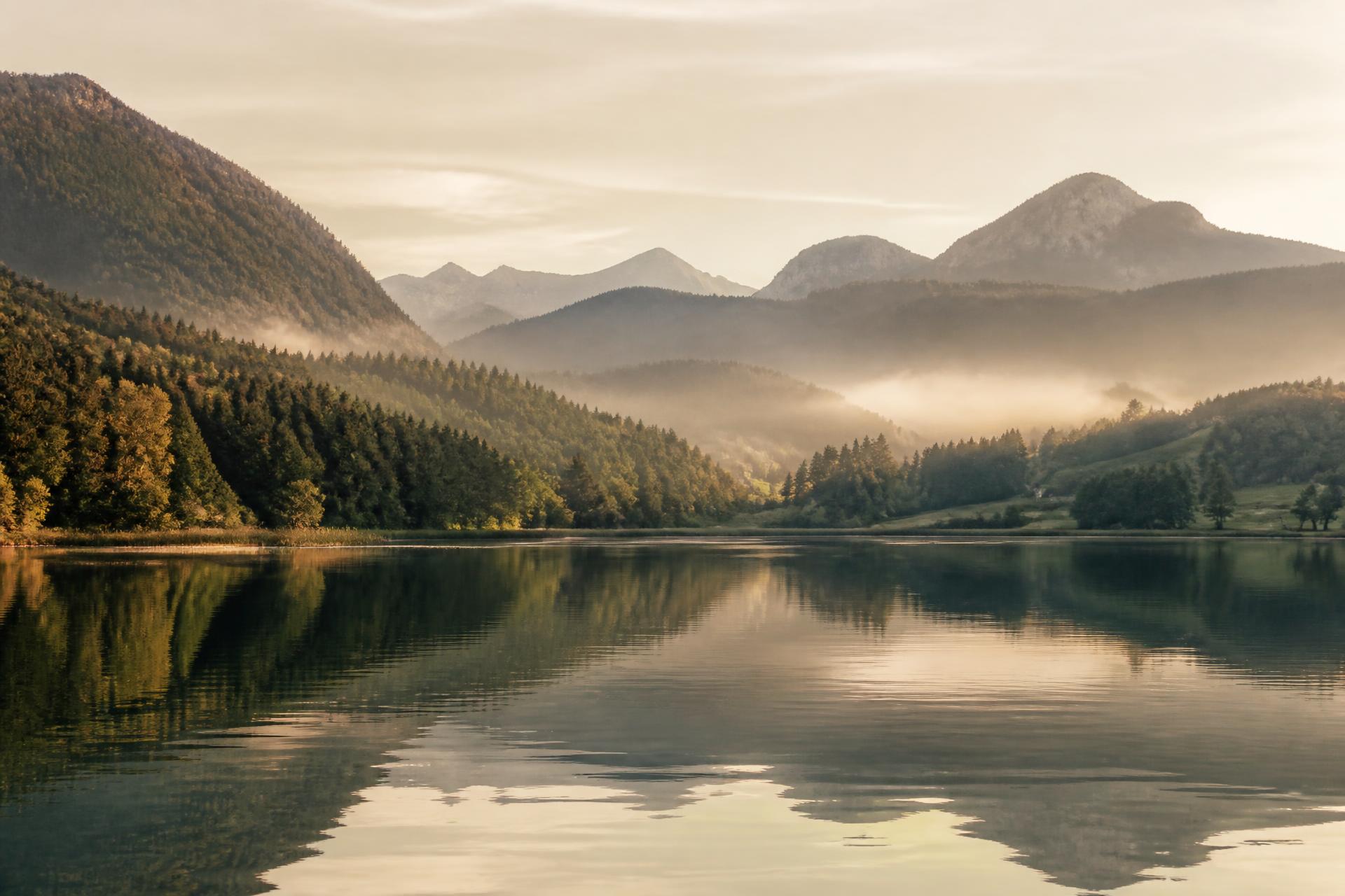 Blick über den Schliersee auf die Berge des bayerischen Oberlands